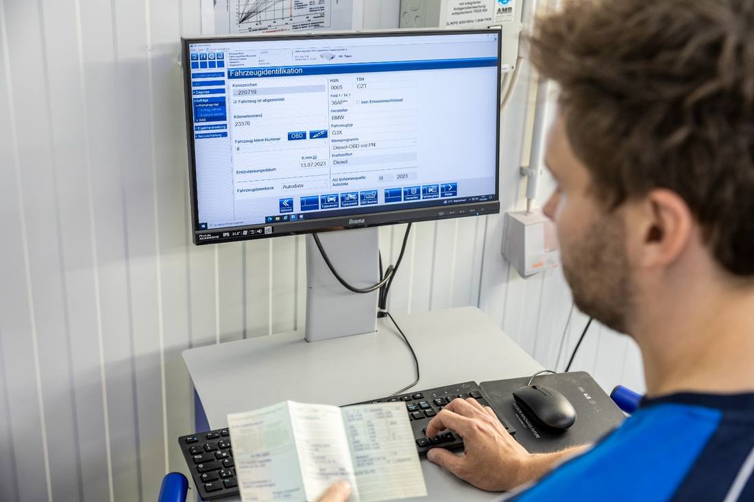 Prüfer erfasst die Fahrzeugdaten am Prüfrechner anhand des Fahrzeugscheins